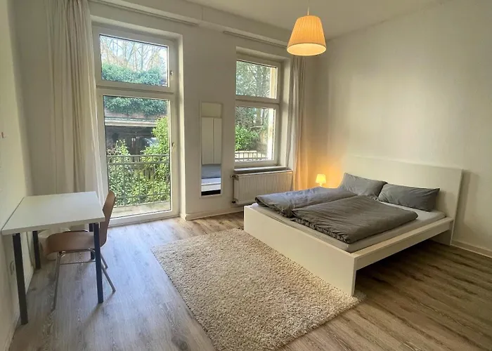 Altbauwohnung Mit 2 Balkonen