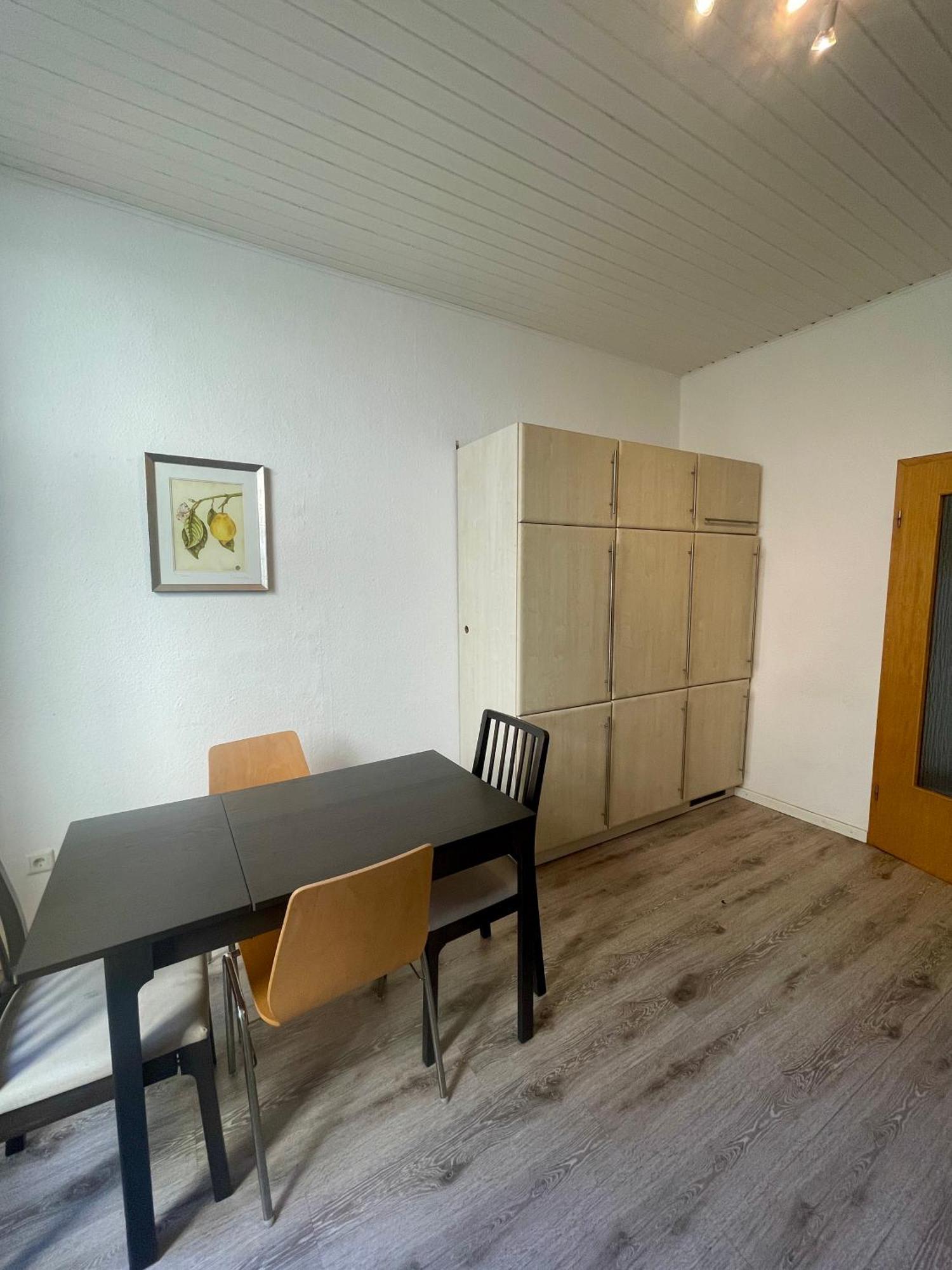Altbauwohnung Mit 2 Balkonen *