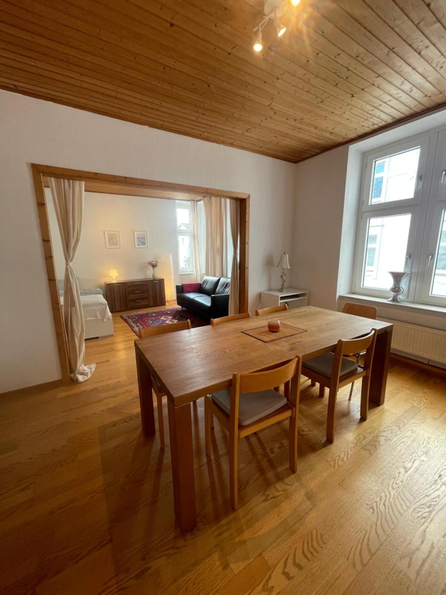 Apartment Altbauwohnung Mit 2 Balkonen