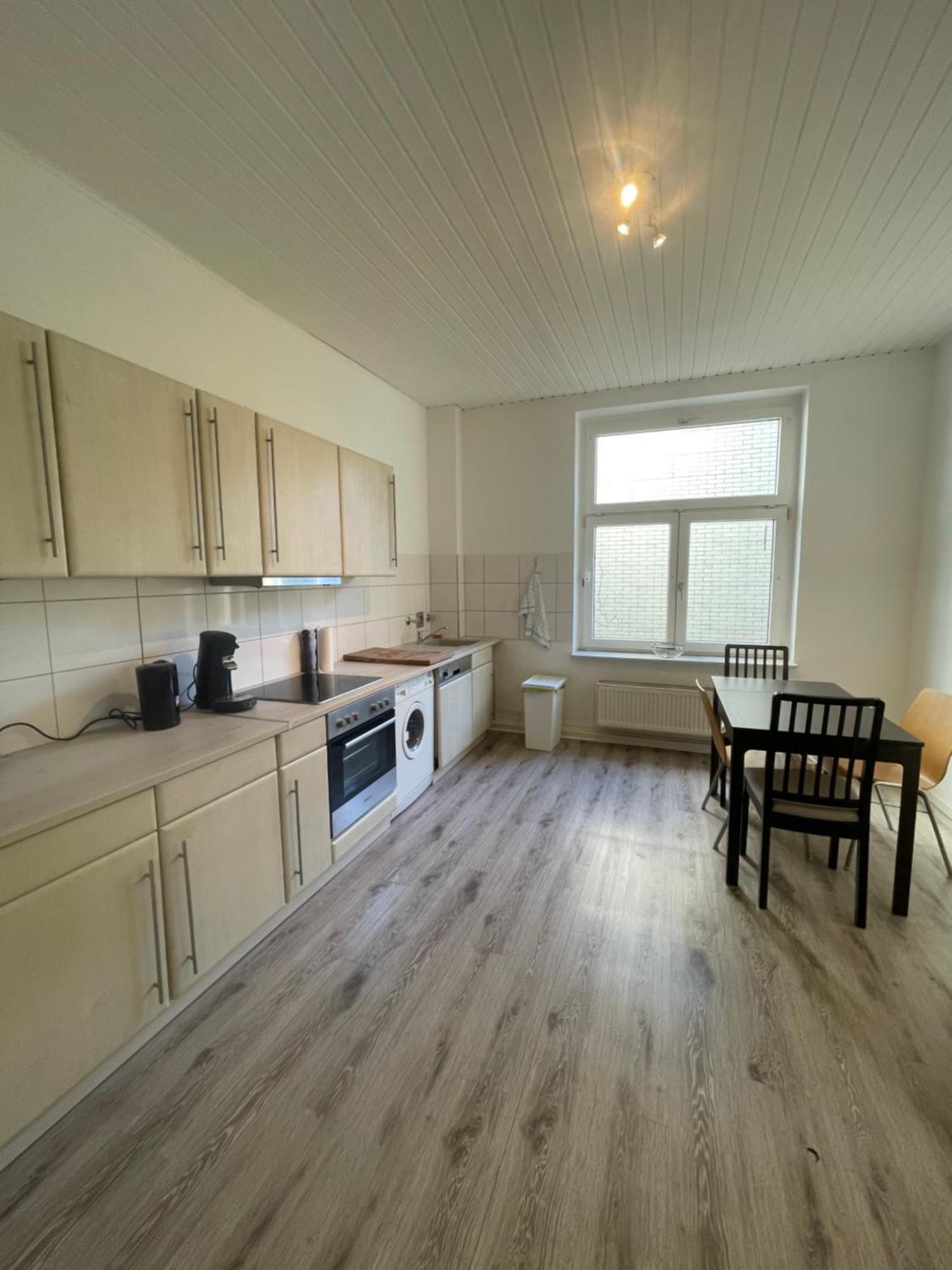 Apartment Altbauwohnung Mit 2 Balkonen *