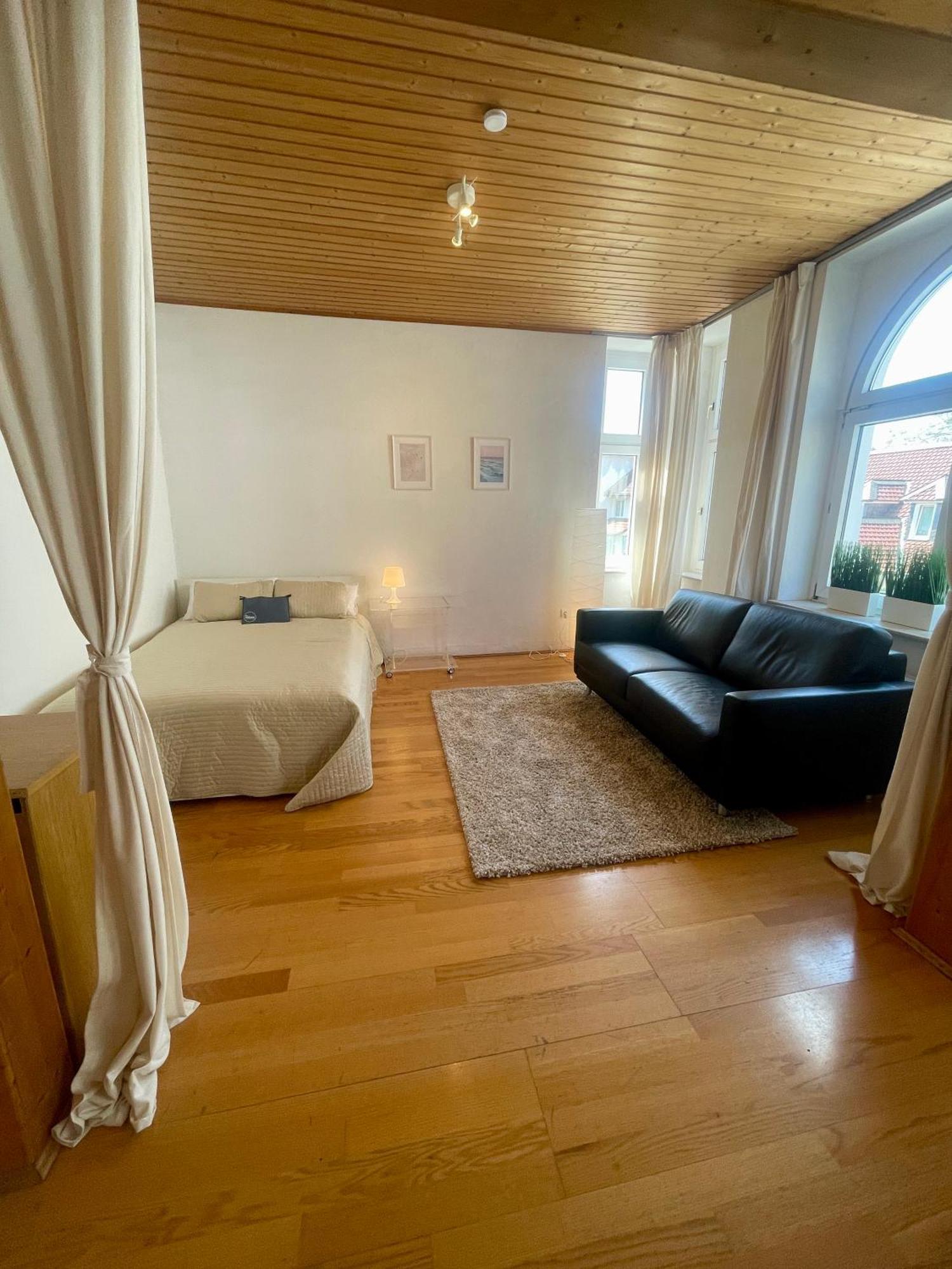 Apartment Altbauwohnung Mit 2 Balkonen *